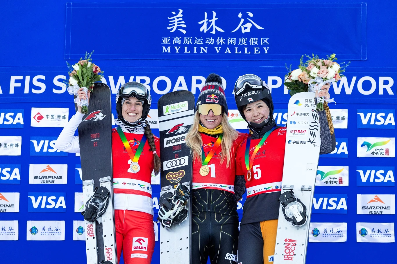 Aleksandra Król-Walas (pierwsza od lewej) na podium PŚ w snowboardzie w Mylin