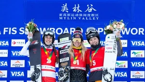 Aleksandra Król-Walas (pierwsza od lewej) na podium PŚ w snowboardzie w Mylin