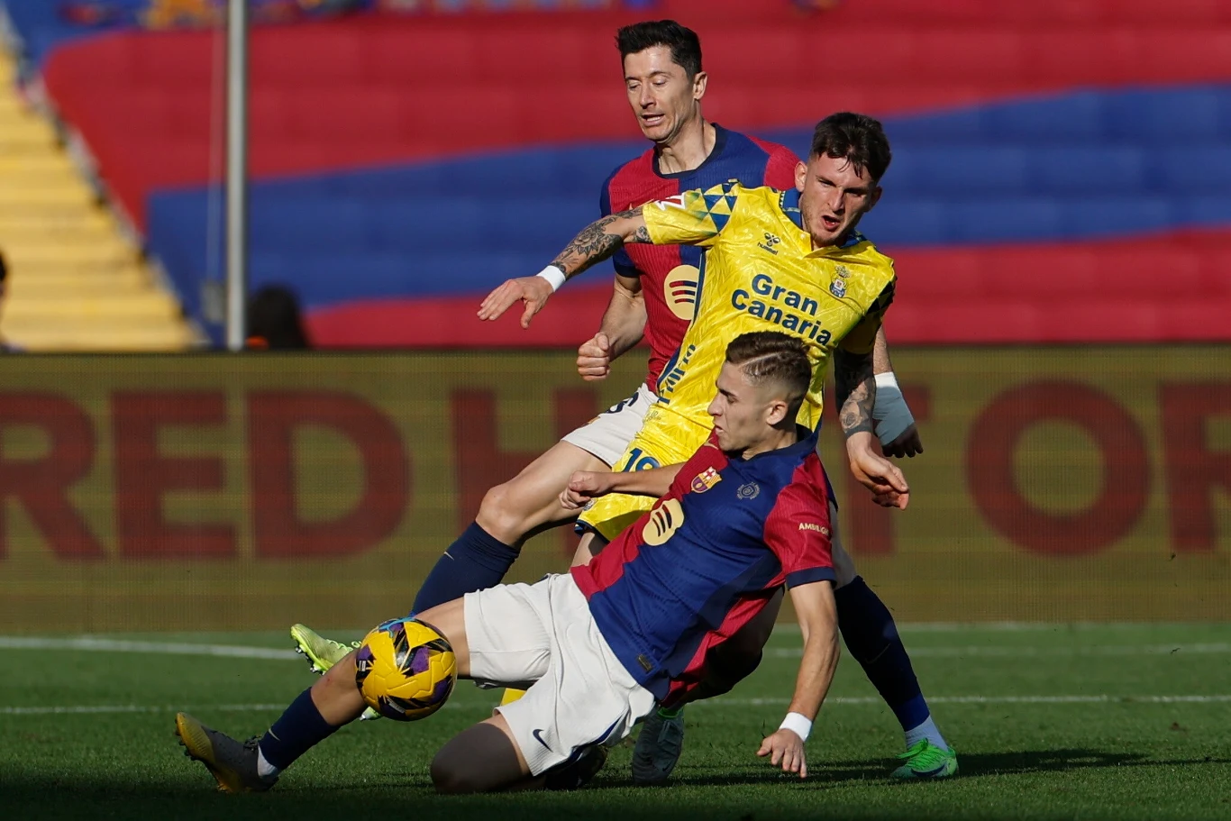 Robert Lewandowski (z tyłu) w meczu FC Barcelona - Las Palmas Robert Lewandowski (z tyłu) w meczu FC Barcelona - Las Palmas