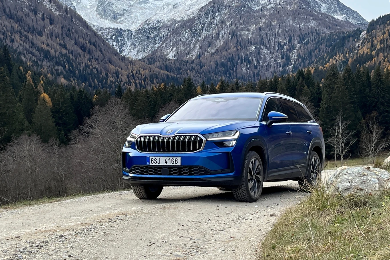 Skoda Kodiaq zwraca uwagę swoim uterenowionym charakterem. Na takie drogi pasuje idealnie Skoda Kodiaq zwraca uwagę swoim uterenowionym charakterem. Na takie drogi pasuje idealnie