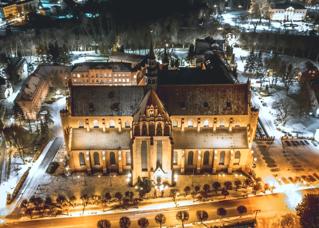 Zdjęcie Bazyliki Katedralnej w Pelplinie dla Geekweeka użyczył Paweł Czapiewski. Obraz wykonany za pomocą drona DJI Mini 3.