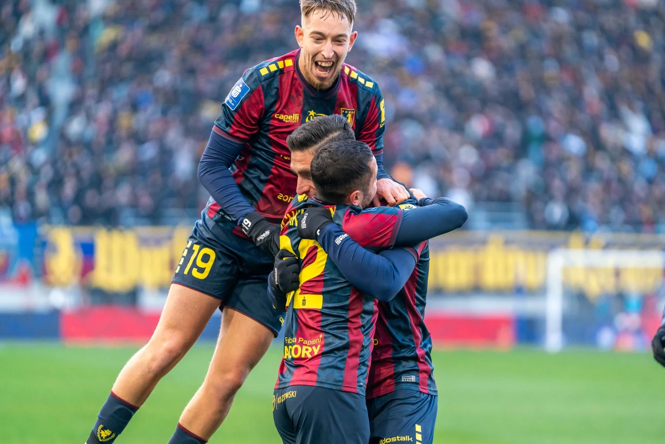 Gospodarze celebrują bramkę na 1:0 