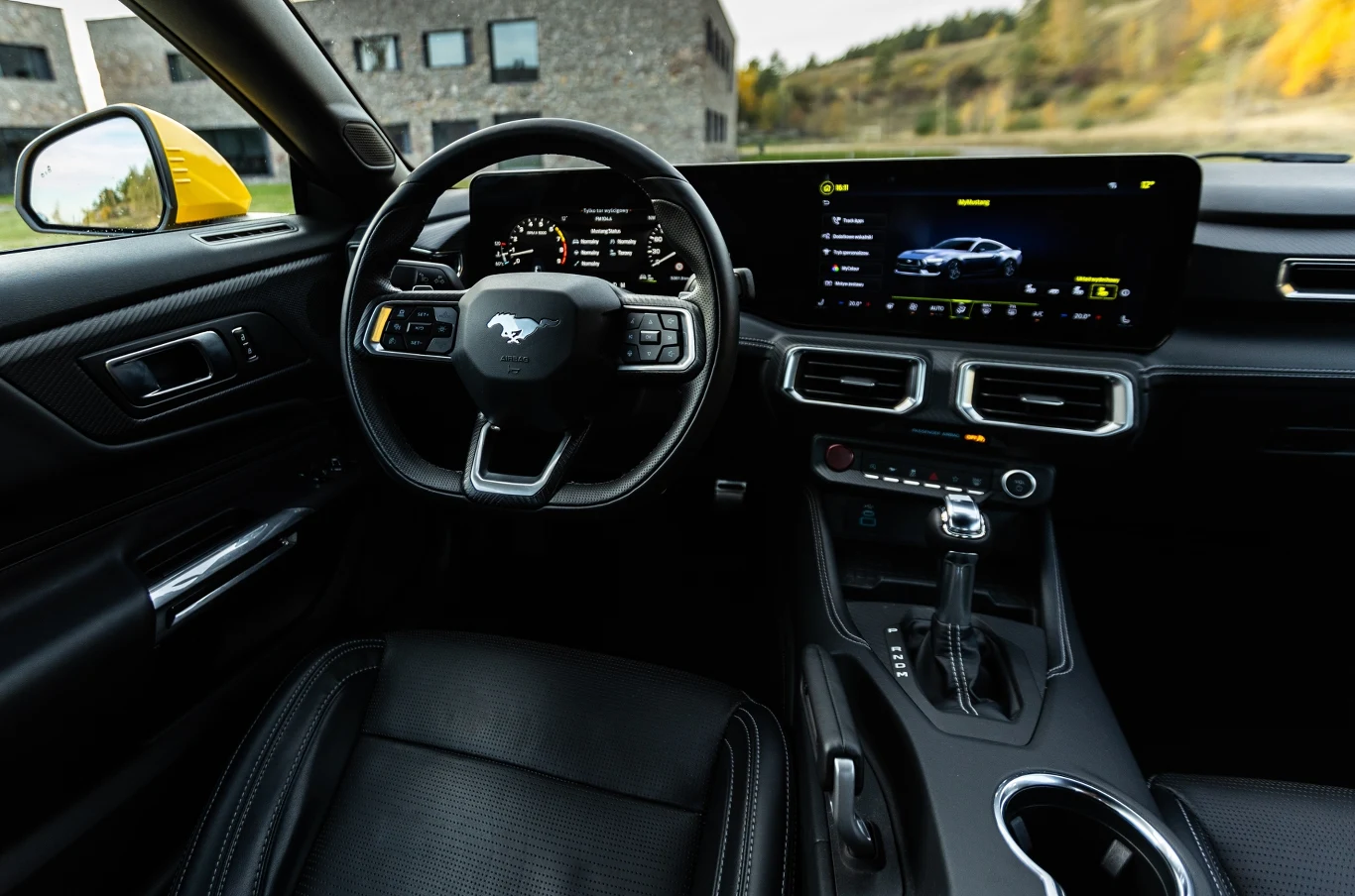 Nowy Mustang otrzymał duży panel z dwoma ekranami, ale poza tym wnętrze zaprojektowano dość klasycznie Nowy Mustang otrzymał duży panel z dwoma ekranami, ale poza tym wnętrze zaprojektowano dość klasycznie