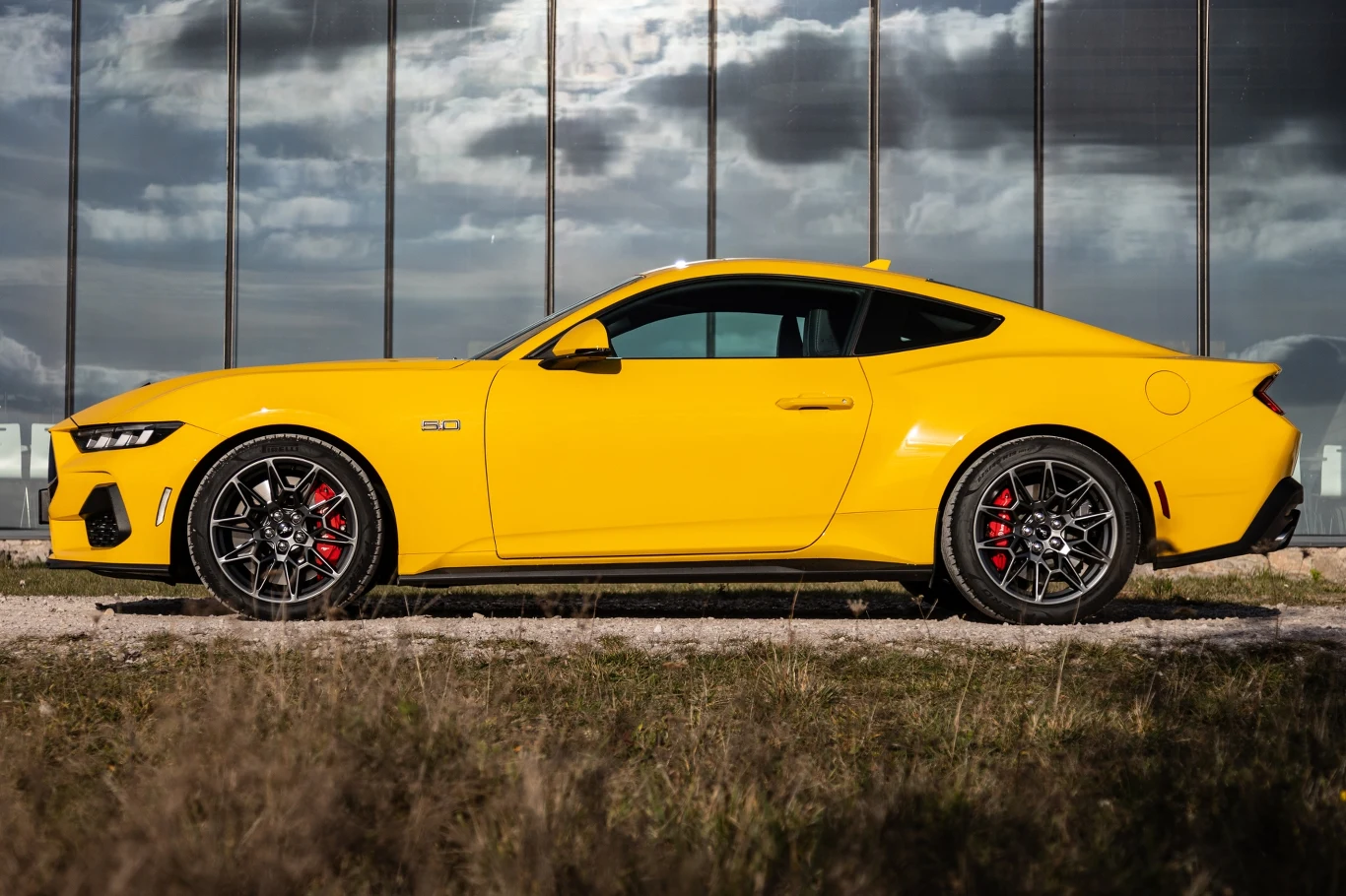 Ford Mustang zachował charakterystyczną linię nadwozia Ford Mustang zachował charakterystyczną linię nadwozia