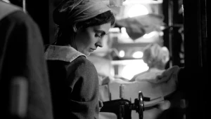 Kadr z filmu "Dziewczyna z igłą"