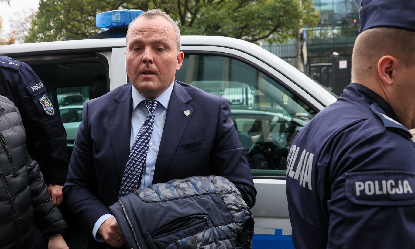 Piotr Pogonowski doprowadzony przez policję na przesłuchanie Piotr Pogonowski doprowadzony przez policję na przesłuchanie