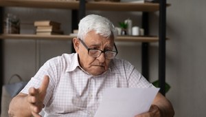 Emeryturę dostał w wieku 65 lat. Ten przelew z ZUS to smutny żart