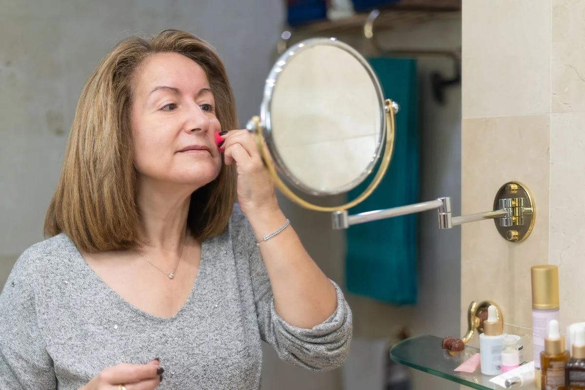 Kosmetyki, które postarzają twarz. Na co uważać w codziennej pielęgnacji? Kosmetyki, które postarzają twarz. Na co uważać w codziennej pielęgnacji?