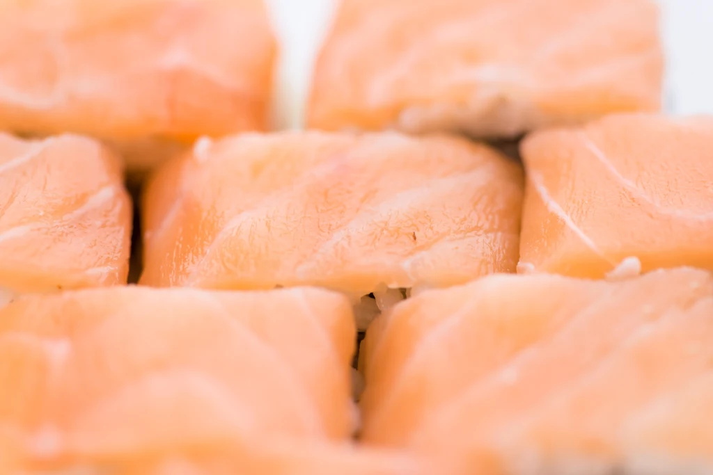 Łosoś to jedna z najpopularniejszych ryb, lepiej kupować jednak łososia dzikiego niż hodowlanego Łosoś to jedna z najpopularniejszych ryb, lepiej kupować jednak łososia dzikiego niż hodowlanego