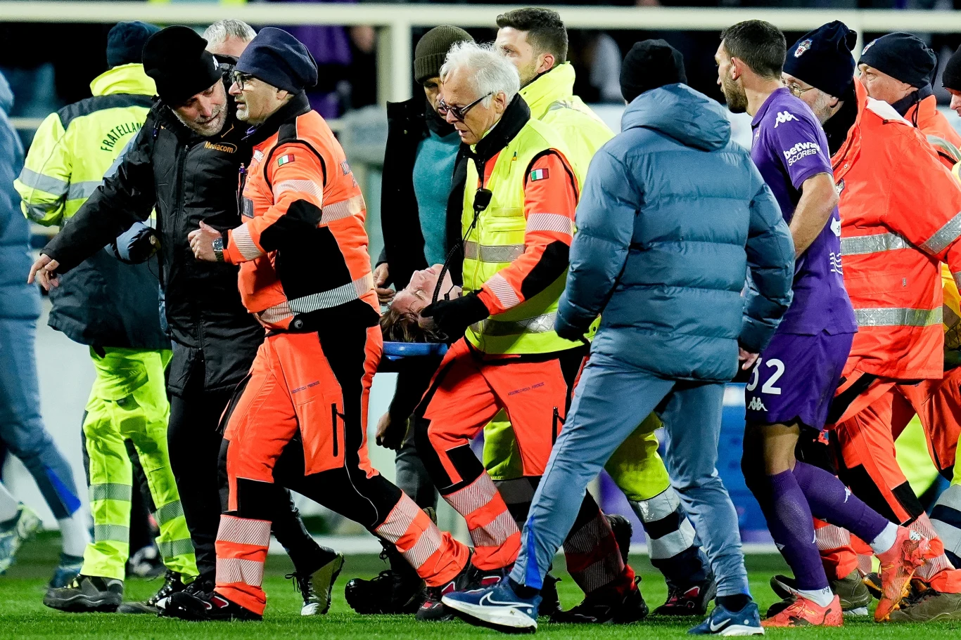 Edoardo Bove opuszczający boisko