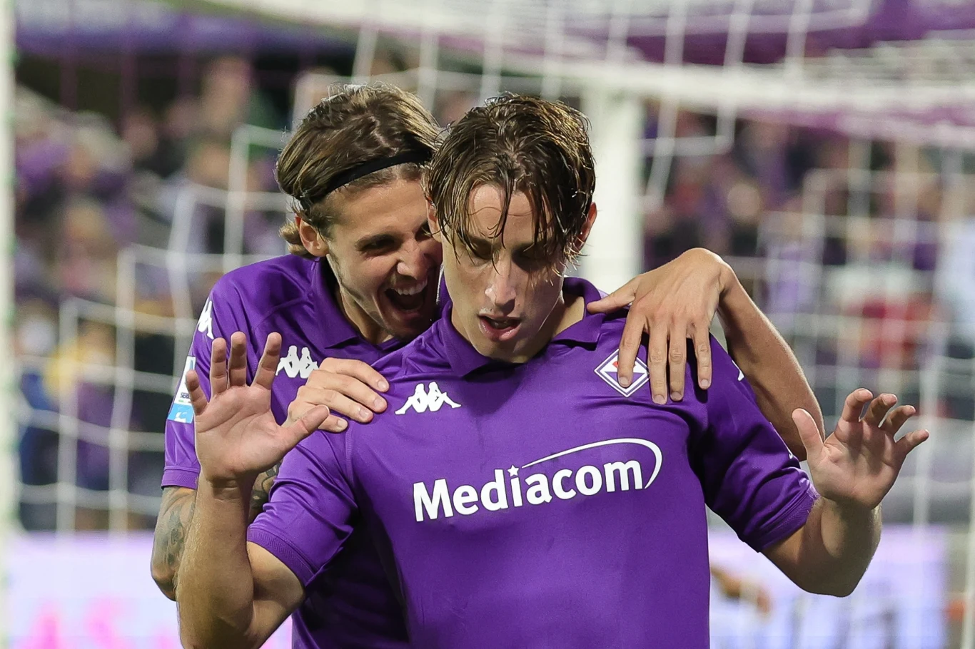 Edoardo Bove (z przodu) w meczu z AS Roma