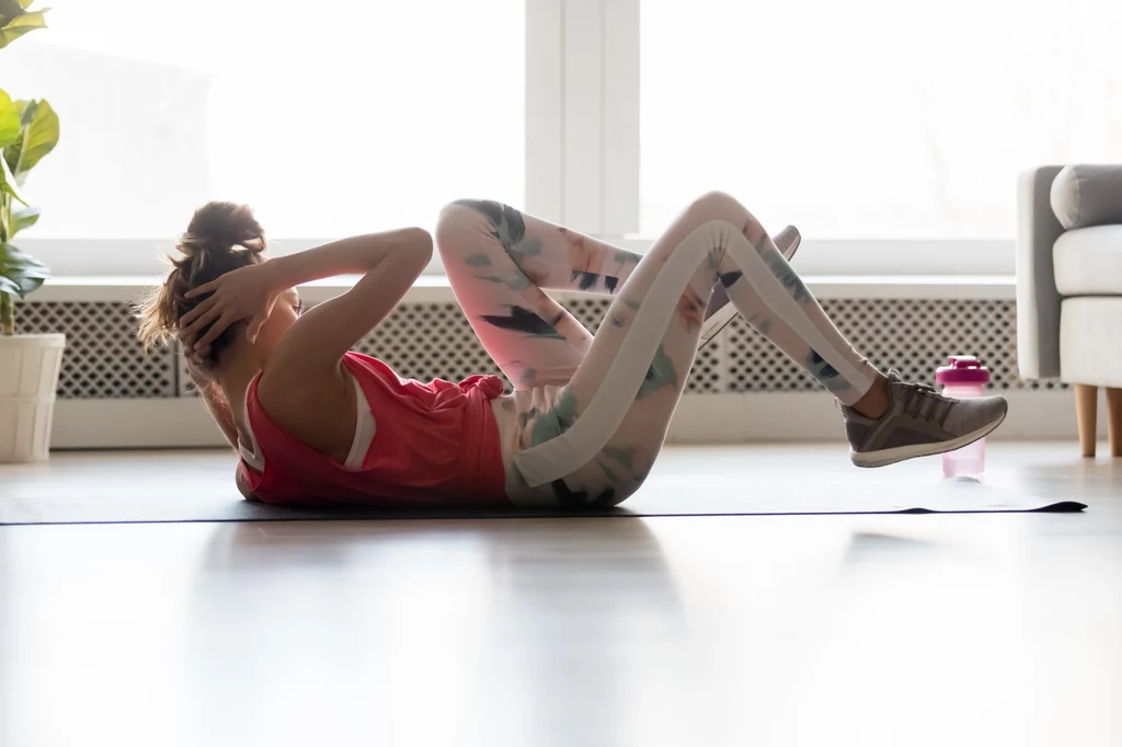 Bicycle crunches pomagają wyrzeźbić mięśnie brzucha i wysmuklić talię