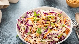 Niewielka zmiana w przepisie i wychodzi najlepsza surówka do obiadu. Takiego Colesława jeszcze nie jadłam