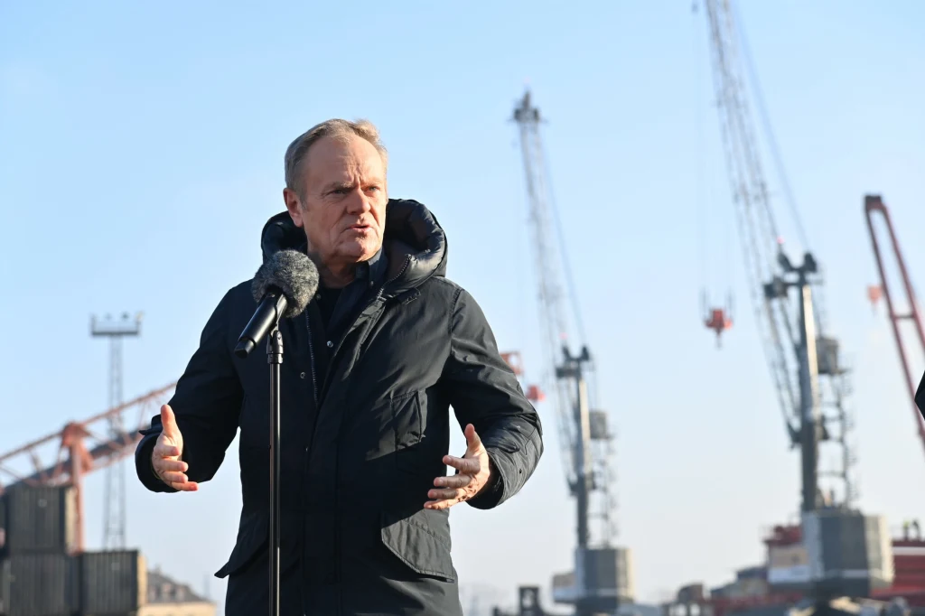 Donald Tusk w porcie w Gdańsku.