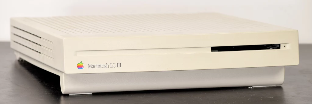 Macintosh LC III miał odwrotnie zamocowany jeden z kondensatorów