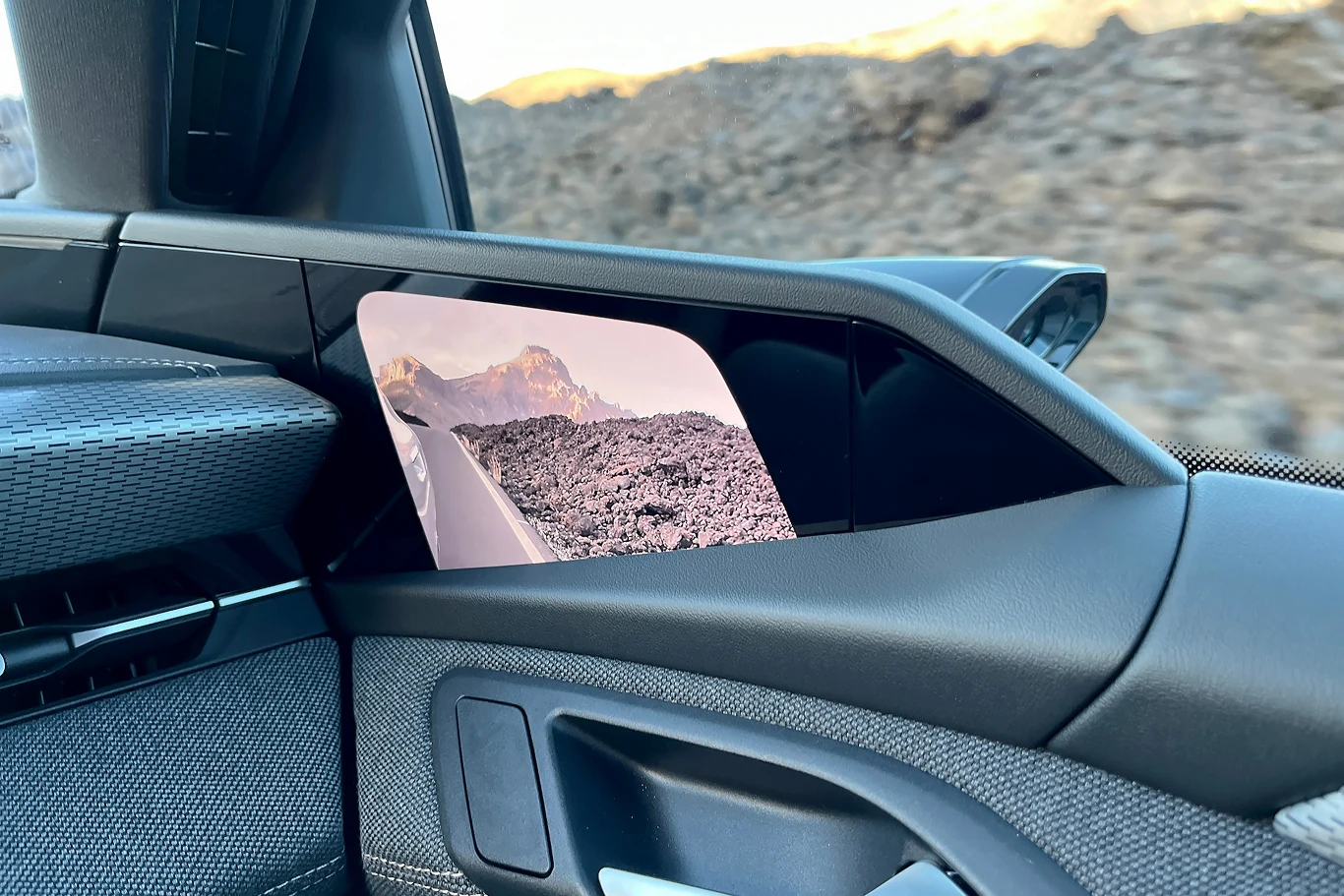 Opcjonalnie model możemy doposażyć w cyfrowe lusterka. Te wreszcie się składają. 