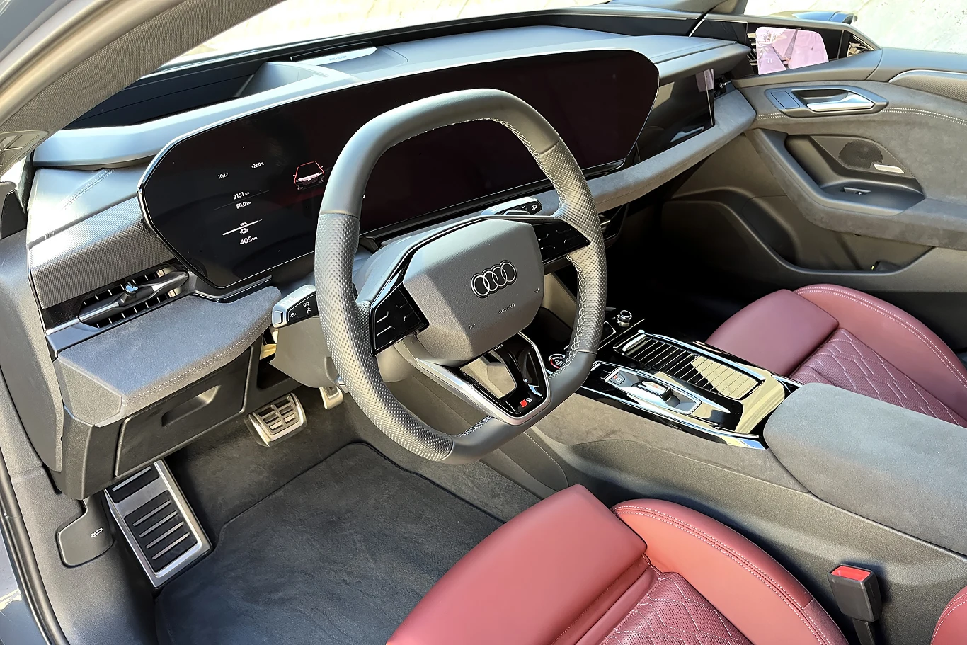 Wnętrze robi bardzo dobre wrażenie precyzją wykonania oraz wysokiej jakości materiałami.