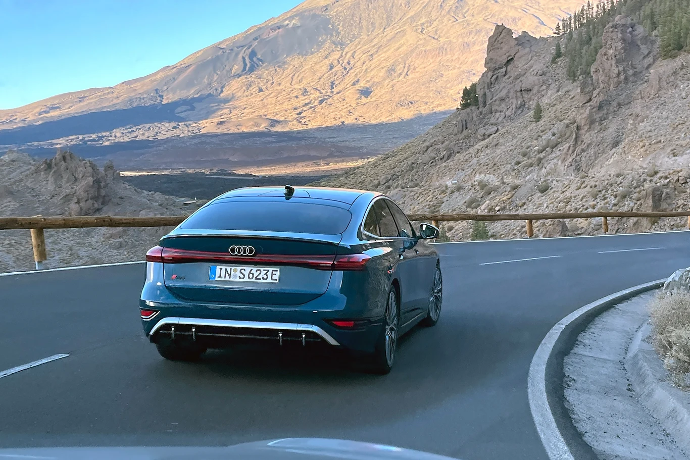 W trasie samochód oferuje dwustopniową regulację odzysku energii.