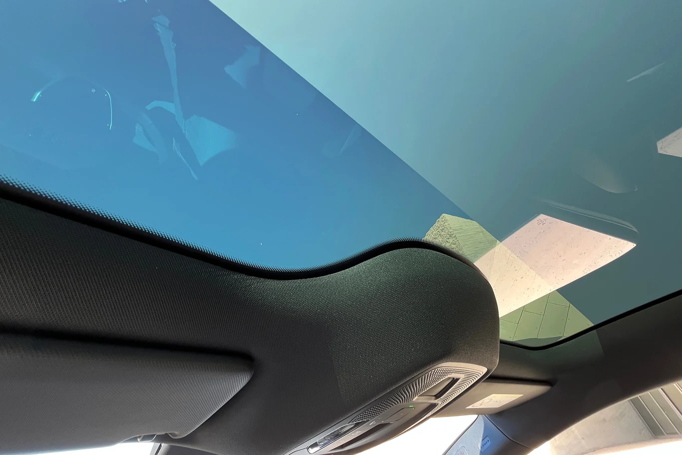 Panoramiczny dach zamiast klasycznej żaluzji wykorzystuje powłokę szklaną z regulowaną przejrzystością.