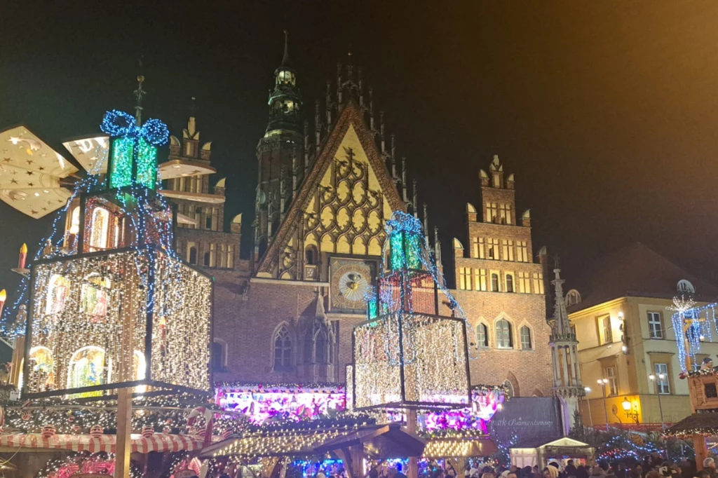 Iluminacje wrocławskiego Rynku wieszczą początek jarmarku świątecznego