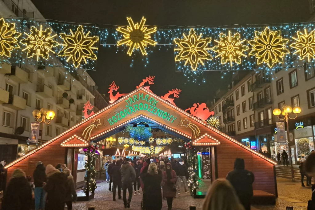 Na ulicy Świdnickiej stanęła brama na jarmark bożonarodzeniowy