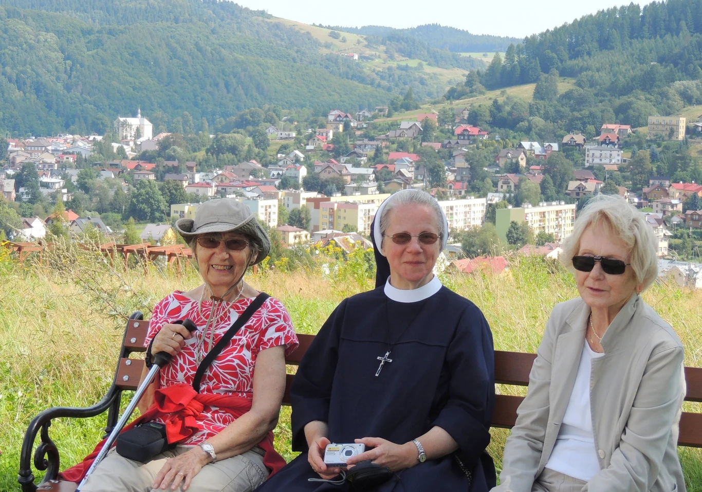 Maria Semczyszak-Hascakova (pierwsza od prawej) z córką Marią i znajomą w Muszynie w 2014 roku