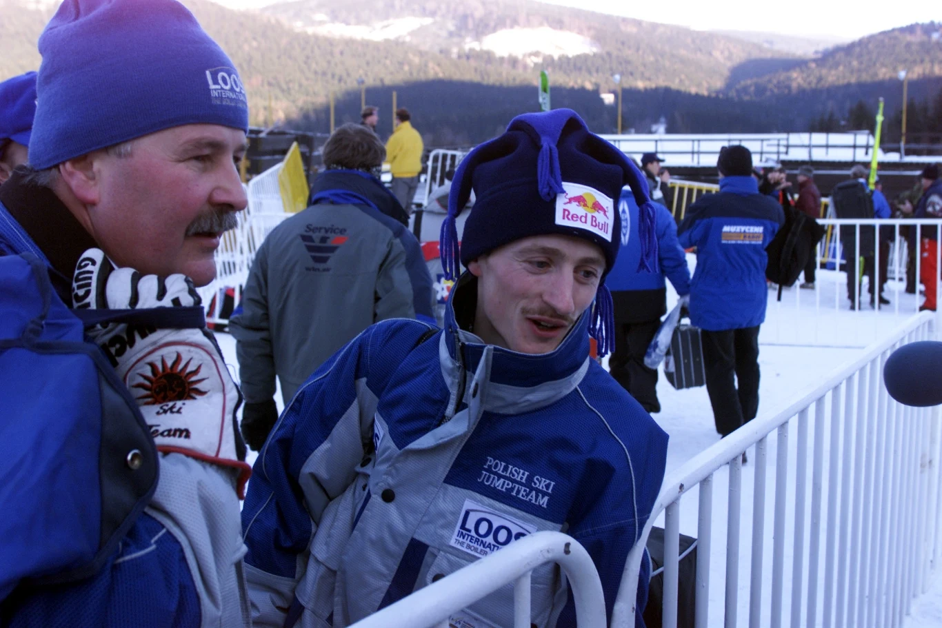 Rok 2001. Adam Małysz i Apoloniusz Tajner w Harrachovie podczas rozmowy z dziennikarzami 