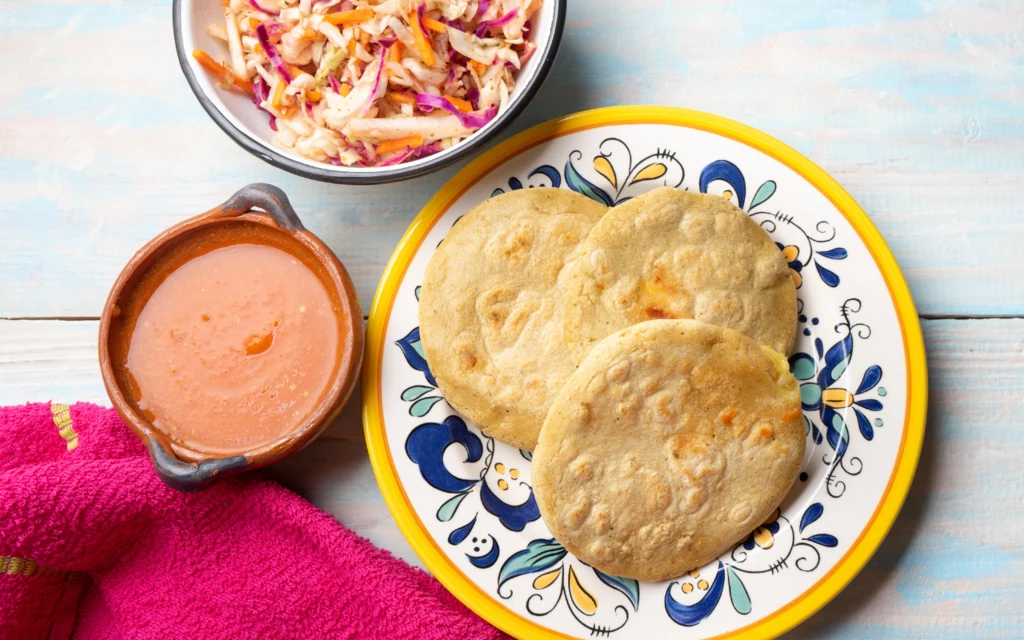 Pupusas con curtido y salsa