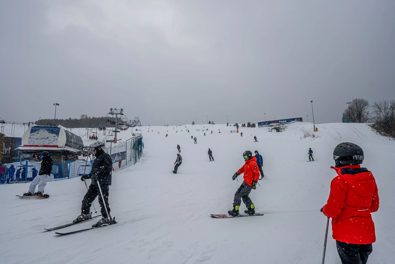 Niektóre stoki w Polsce już są otwarte i czekają na miłośników sportów zimowych. Gdzie można pojeździć na nartach?