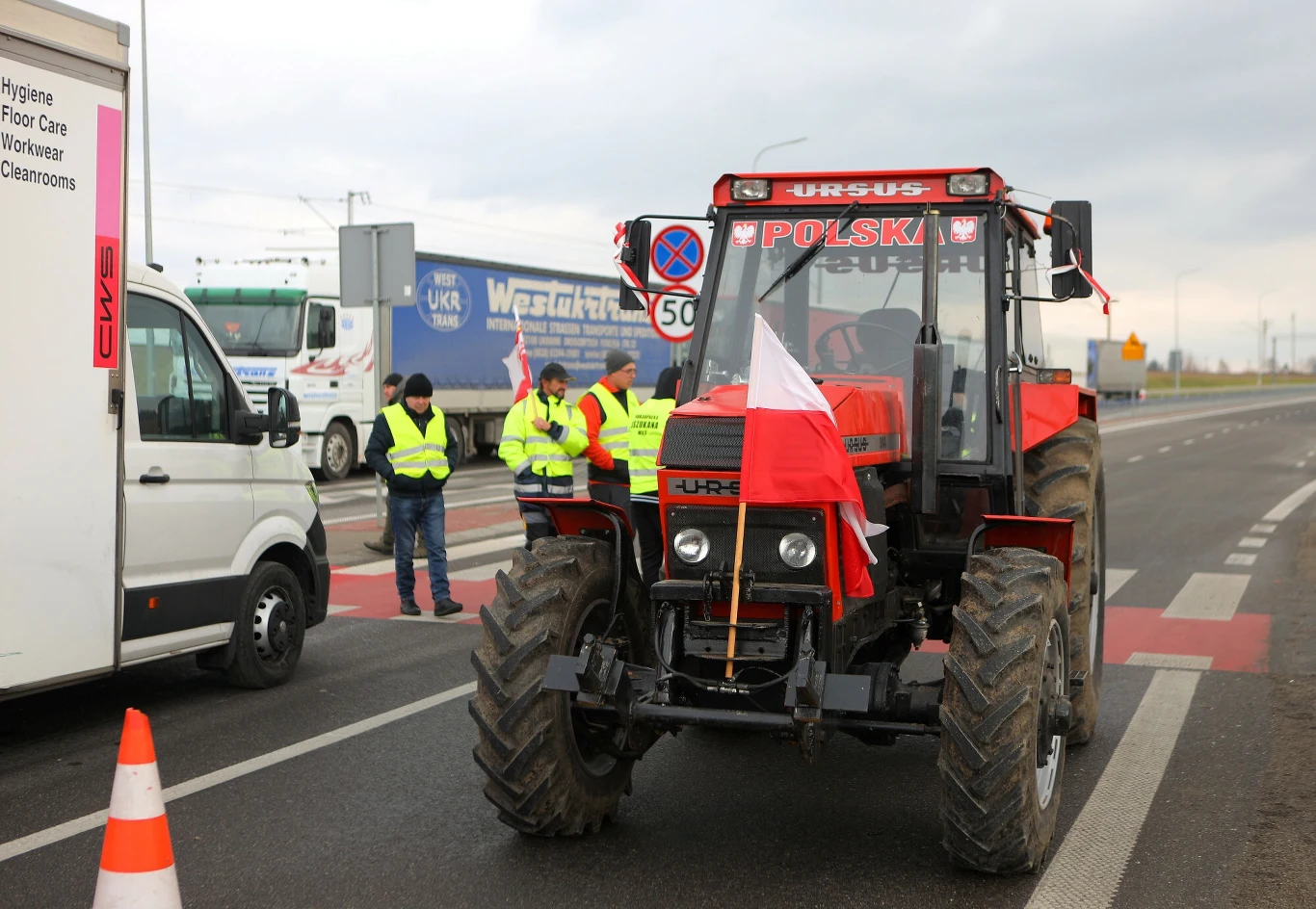 Rolnicy będą blokować drogi w całej Polsce we wtorek 3 grudnia Rolnicy będą blokować drogi w całej Polsce we wtorek 3 grudnia