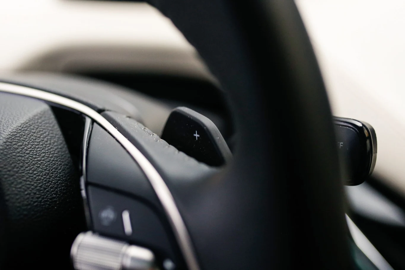 Stopień siły rekuperacji można pozostawić w trybie Auto lub wybrać jeden z kilku poziomów za pomocą łopatek przy kierownicy