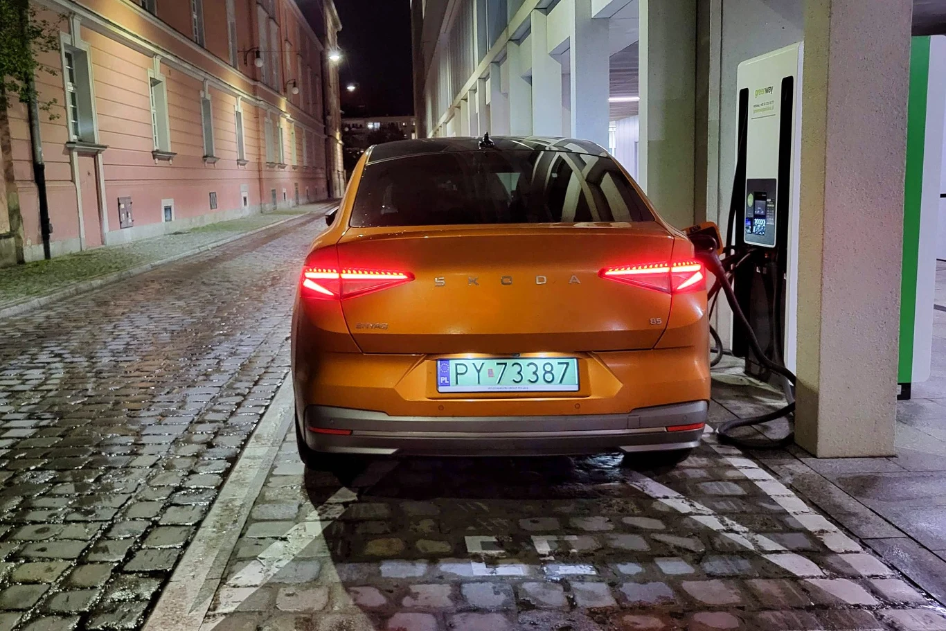 Skoda Enyaq w wersji bez 4x4 nie wyróżnia się mocą ładowania na tle konkurentów. Zwykle przy ładowarce trzeba spędzić około 35 minut (przy założeniu, że ładujemy do około 80%).