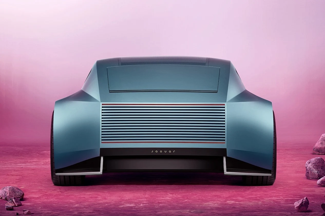 Dość ciekawym rozwiązaniem jest tylny panel z poziomymi liniami skrywającymi światła. 