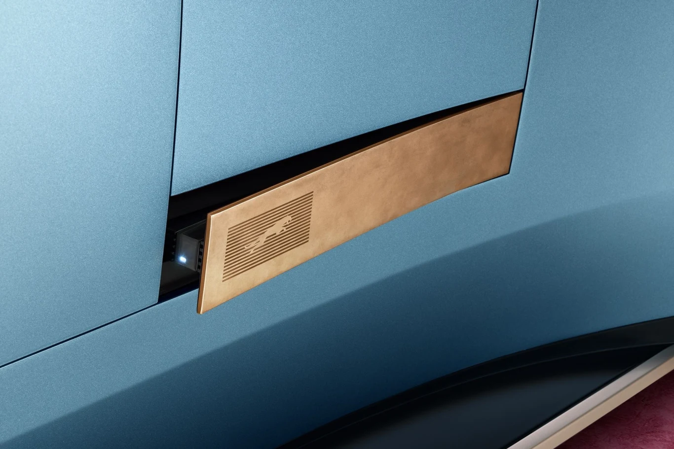 Jaguar Type00 wyposażony jest w prostokątne panele, które po odchyleniu odkrywają skierowane do tyłu kamery.