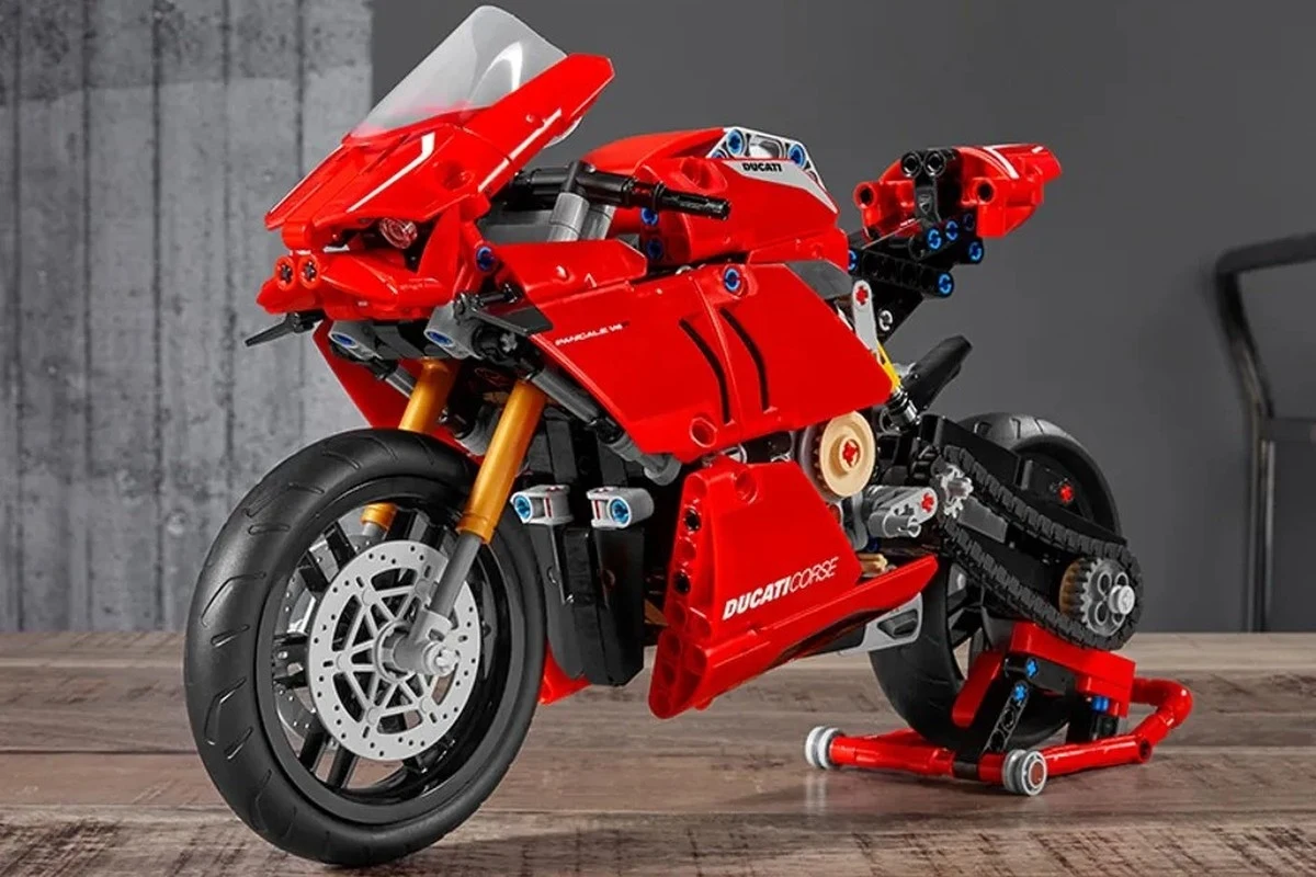 Ducati Panigale V4 S jest dostępne jako zestaw Lego (numer 42202). To ciekawy pomysł na prezent dla motocyklisty Ducati Panigale V4 S jest dostępne jako zestaw Lego (numer 42202). To ciekawy pomysł na prezent dla motocyklisty