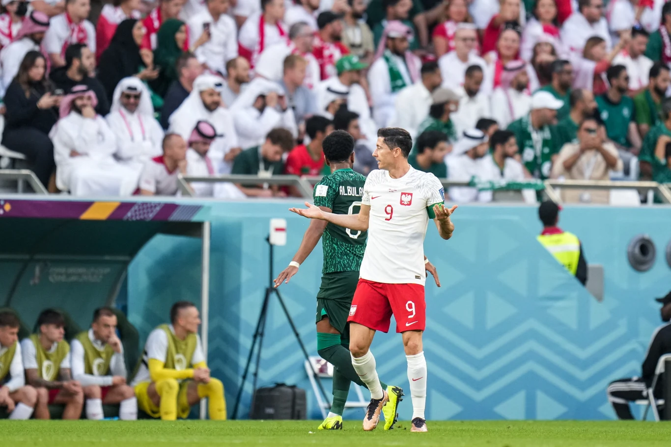 Robert Lewandowski w meczu z Arabią Saudyjską podczas mistrzostw świata w Katarze Robert Lewandowski w meczu z Arabią Saudyjską podczas mistrzostw świata w Katarze