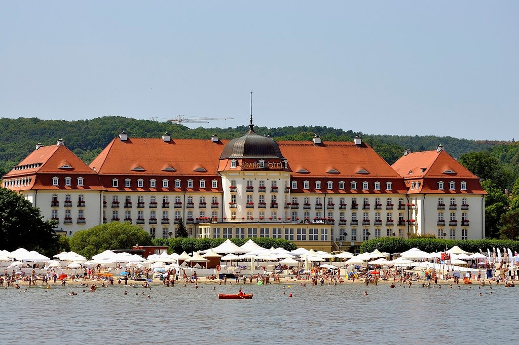 Grand Sofitel Grand Sopot jest obok mola i Opery Leśnej jednym z najbardziej rozpoznawalnych obiektów miasta