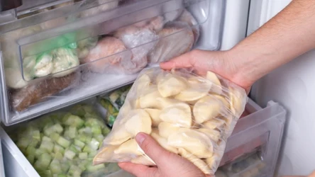 Mrożenie pierogów bez ich sklejenia i popękania. Wystarczy, że przed włożeniem do zamrażarki zrobisz to