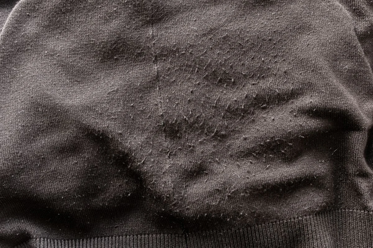 Brzydkie kulki na sweterku czy płaszczu pojawiają się najczęściej od tarcia lub niewłaściwej pielęgnacji Brzydkie kulki na sweterku czy płaszczu pojawiają się najczęściej od tarcia lub niewłaściwej pielęgnacji