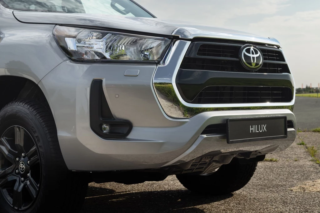 Toyota Hilux po raz pierwszy oferowana jest w wersji zelektryfikowanej.