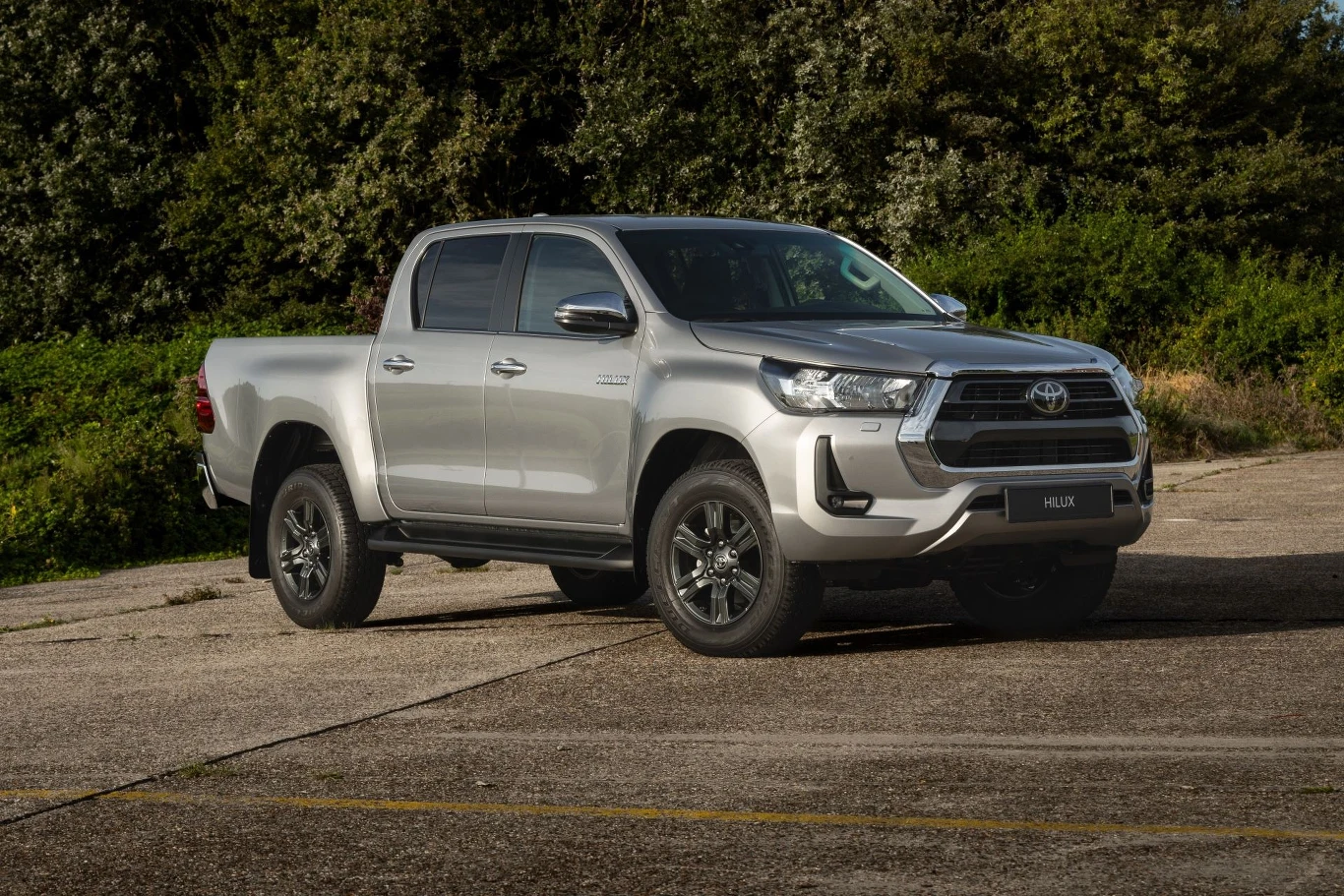 Toyota Hilux po raz pierwszy dostępna jest z miękką hybrydą. 48-woltowy układ wspomaga 2,8-litrową jednostkę wysokoprężną.