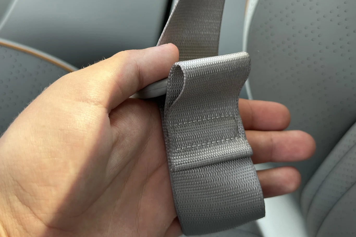 Trzypunktowe pasy ramienno-biodrowe z pirotechnicznymi napinaczami są stosowane od lat.