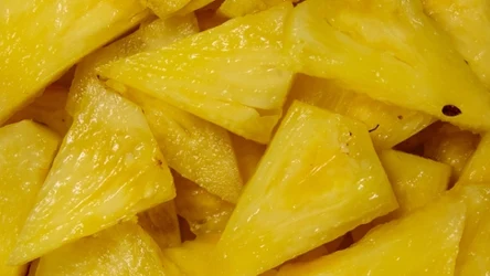 Ananas wspiera zarówno stawy, jak i wątrobę. Nie jest to jednak lek, a owoc wspomagający zdrową dietę.
