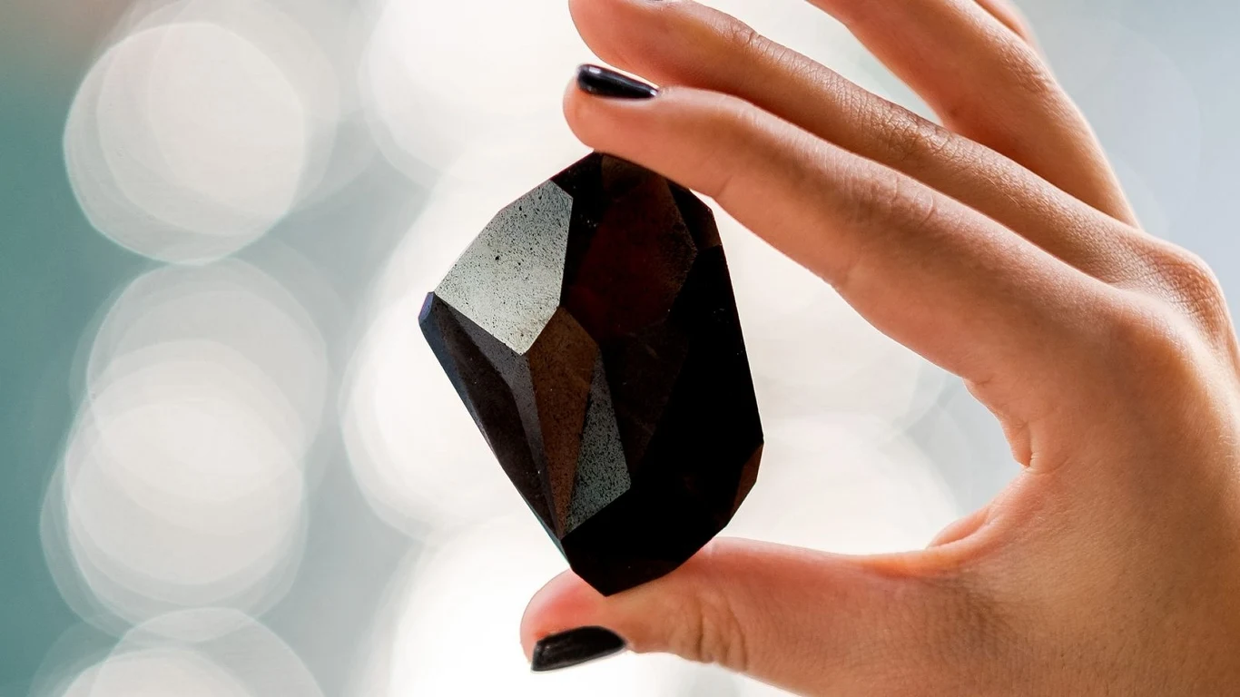 Na Ziemię spadł z kosmosu mroczny diament. Ma ponad 2,6 mld lat Na Ziemię spadł z kosmosu mroczny diament. Ma ponad 2,6 mld lat