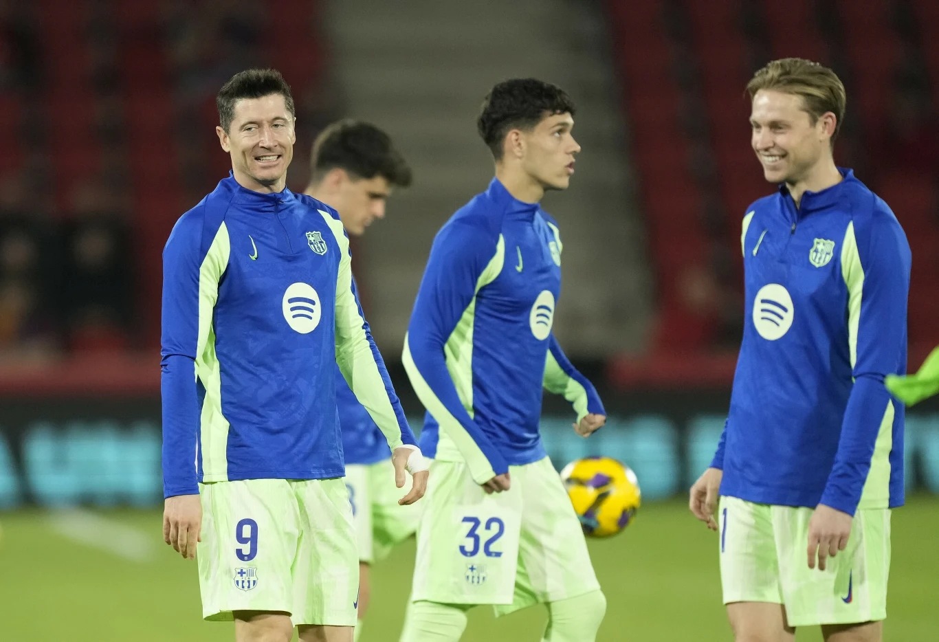 Robert Lewandowski, Hector Fort i Frenkie de Jong na rozgrzewce przed meczem z Mallorcą, 03.12.2024 r. Robert Lewandowski, Hector Fort i Frenkie de Jong na rozgrzewce przed meczem z Mallorcą, 03.12.2024 r.