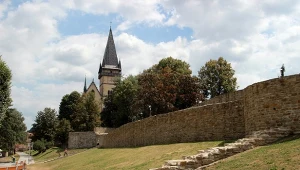 Uzdrowisko blisko granicy o wyjątkowych wodach mineralnych. Przebywała tutaj nawet cesarzowa Sisi 