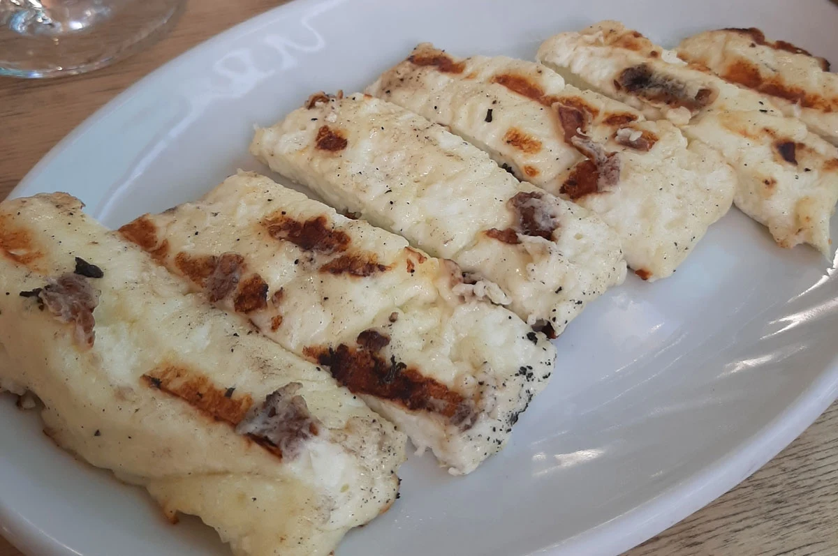 Grillowany ser halloumi w Tochni Tavern Grillowany ser halloumi w Tochni Tavern