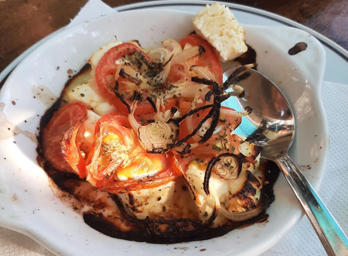 Pomidory zapiekane z serem feta w Tochni Tavern Pomidory zapiekane z serem feta w Tochni Tavern