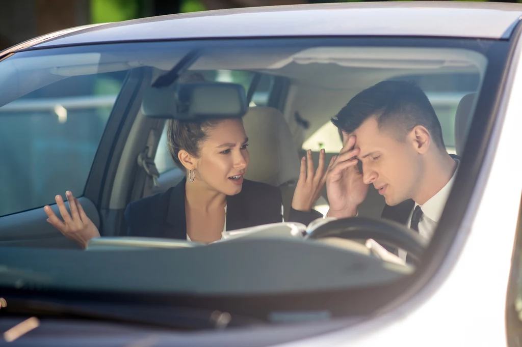 Auto na żonę, mąż z długami. Czy komornik może zająć samochód żony za długi męża?