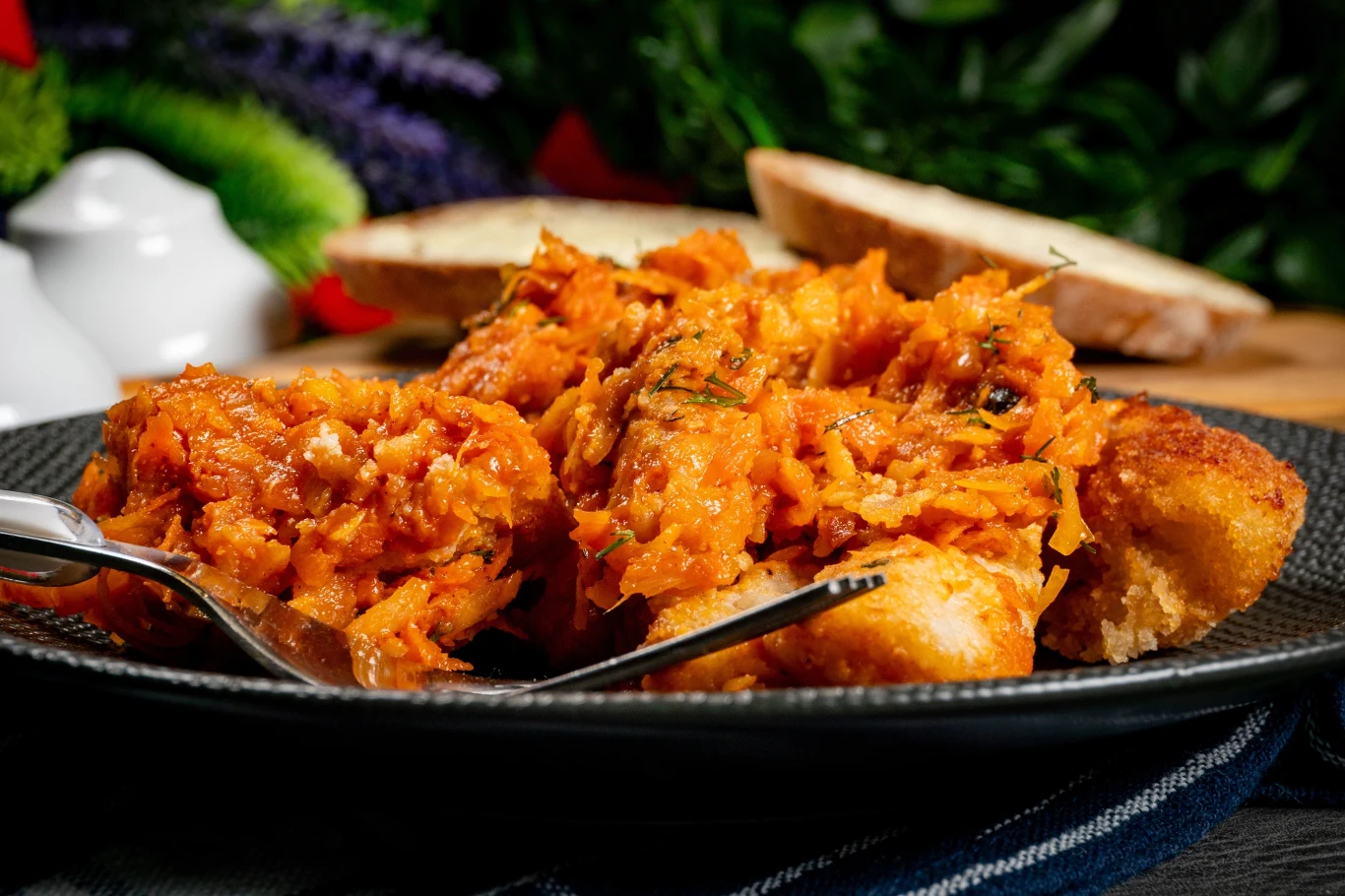 Ryba po grecku wyjdzie idealna, gdy zastosujemy triki Roberta Makłowicza